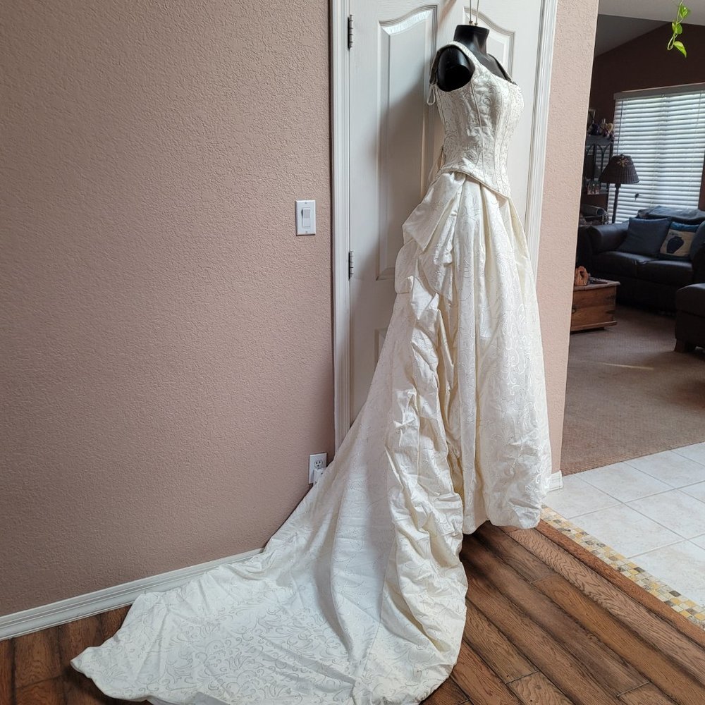 Wedding Season!! Rare - Stunning Candlelight NWT Bonny Bridal Gown - Picture 2 of 10